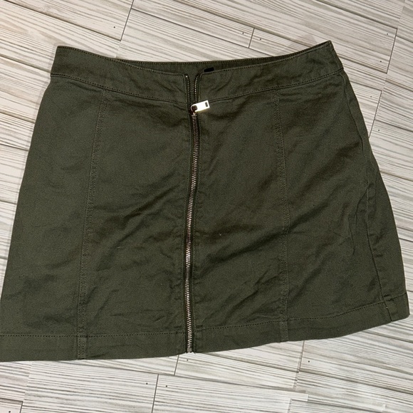 H&M Green skirt - Picture 1 of 3